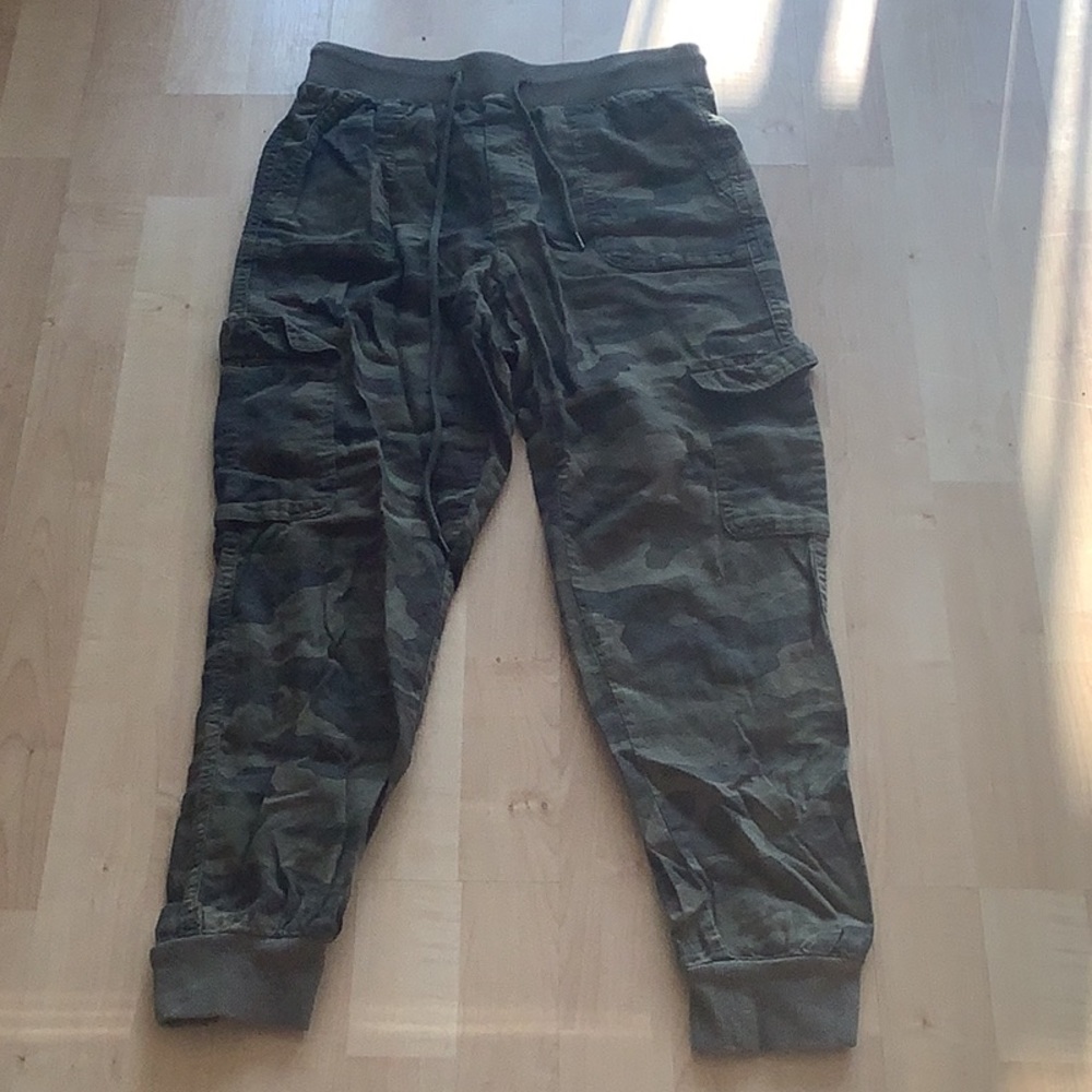 Garage size XS camo joggers